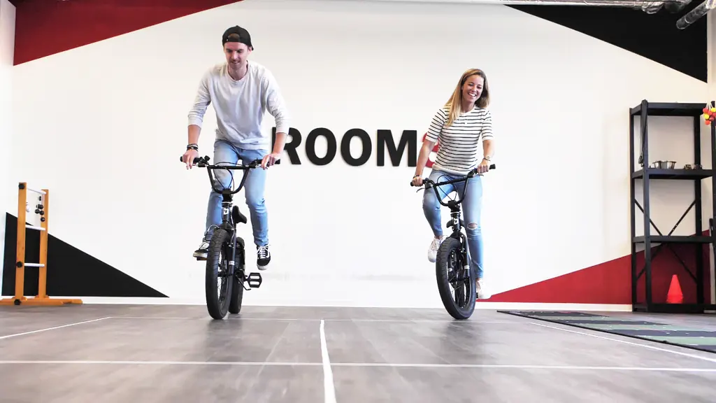 Zwei Spieler fahren auf BMX-Rädern nebeneinander langsam über die Spielfläche